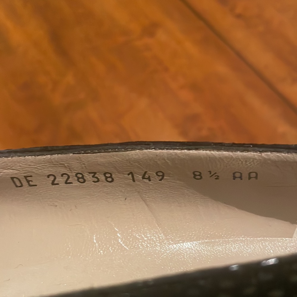 Salvatore Ferragamo black suede, Ladies 8 1/2 AA, very elegant. - Picture 5 of 9